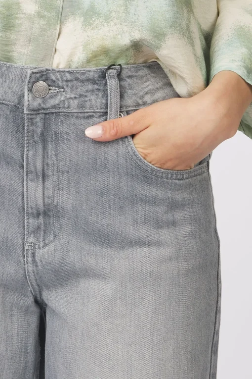 B.Young Jeans Larita